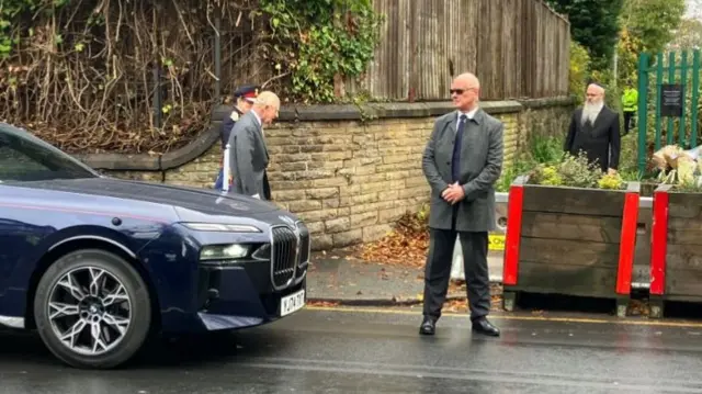 King Charles arrives at the synagogue