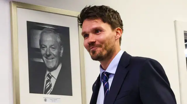 Danny Rohl next to picture of former Rangers manager Walter Smith