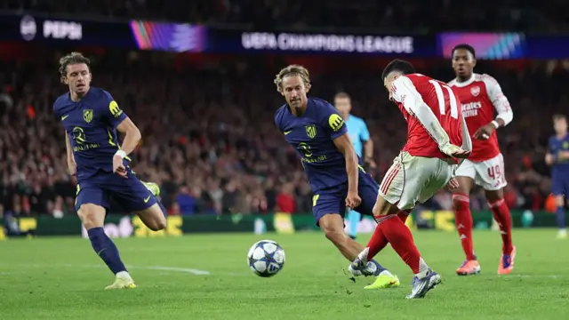 Gabriel Martinelli scores for Arsenal