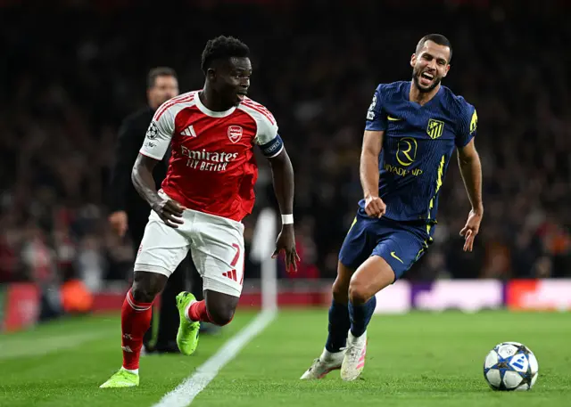 Bukayo Saka dribbles past David Hancko
