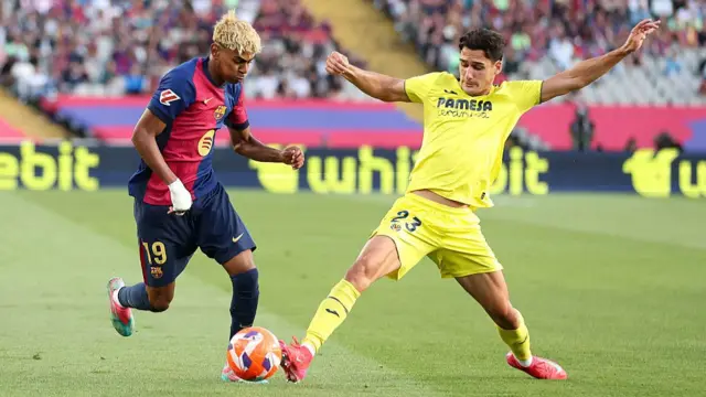 Lamine Yamal Barcelona competes for the ball with Sergi Cardona