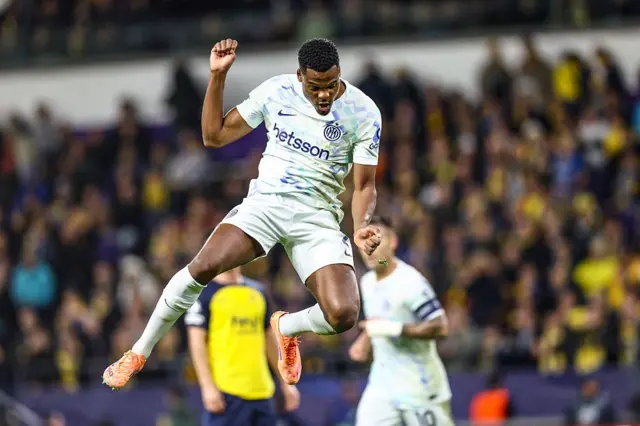 Denzel Dumfries scores for Inter Milan