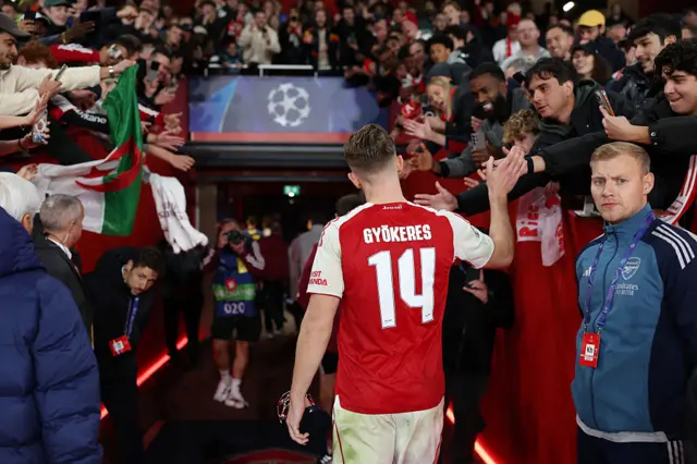 Viktor Gyokeres leaves the pitch at Emirates Stadium