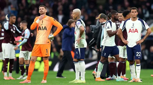 Guglielmo Vicario and teammates of Tottenham Hotspur look dejected f
