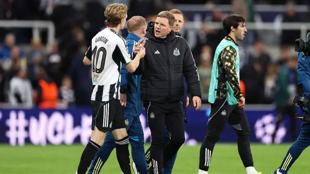 Eddie Howe and Anthony Gordon shake hands