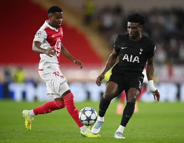 Ansu Fati and Mohammed Kudus compete for the ball