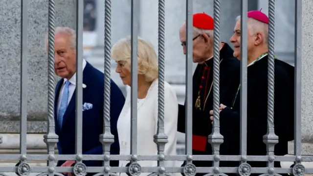 King and queen walk along