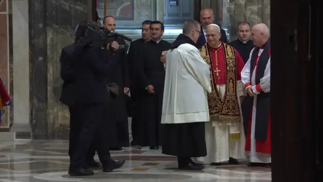 Pope enters chapel