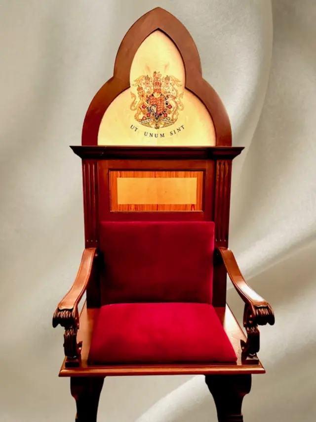 An image of the chair featuring a Latin inscription reading "Ut unum sint"