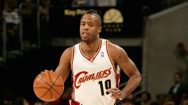 Damon Jones #19 of the Cleveland Cavaliers brings th ball upcourt during the game against the Chicago Bulls on March 2, 2008