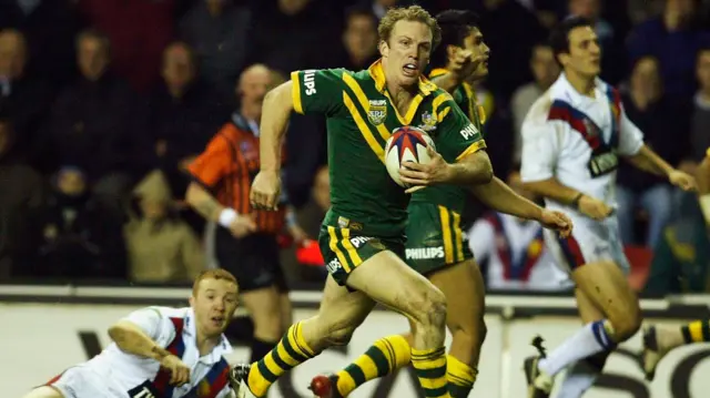 Darren Lockyer runs clear