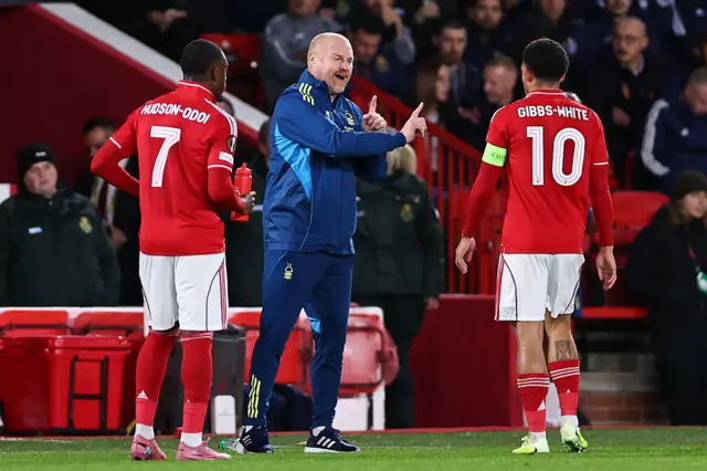 Sean Dyche the head coach / manager of Nottingham Forest instructs Morgan Gibbs-White of Nottingham Forest his players during the UEFA Europa League 2025/26 League Phase MD3 match between Nottingham Forest FC and FC Porto at City Ground on October 23, 2025 in Nottingham, England.