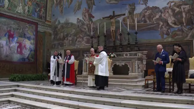 Pope, King, Queen praying