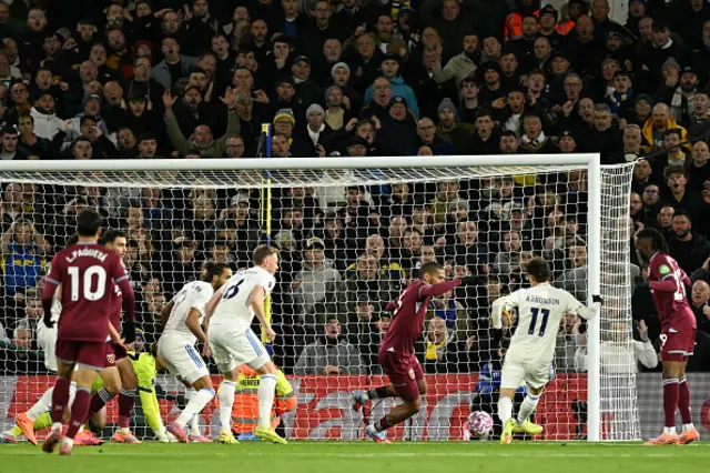 Brenden Aaronson (2R) scores