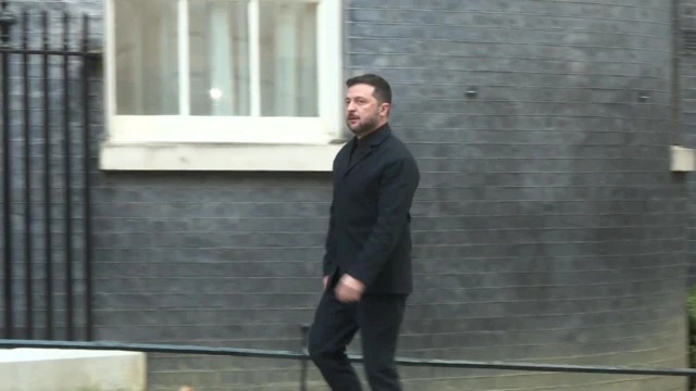 Zelensky walks up to Downing Street