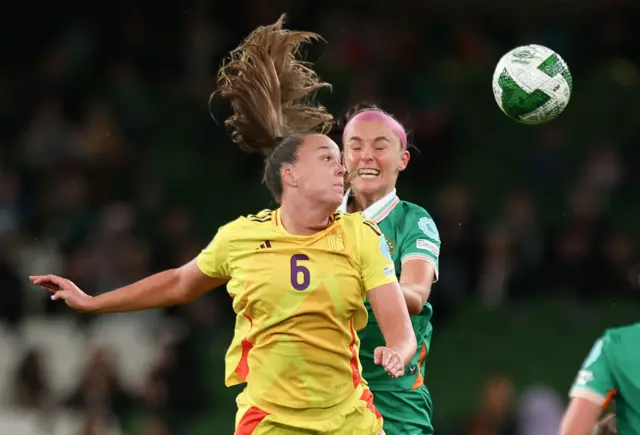 Tine De Caigney and Caitlin Hayes contest the ball