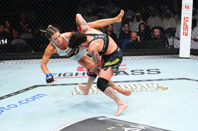 Jandiroba lands a takedown
