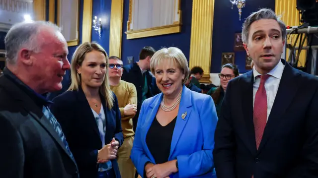 Heather Humphreys (centre) in a blue jacket