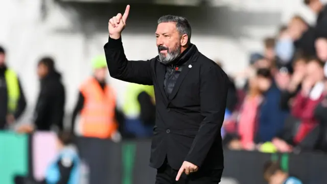 Derek McInnes cuts a rug on the touchlines