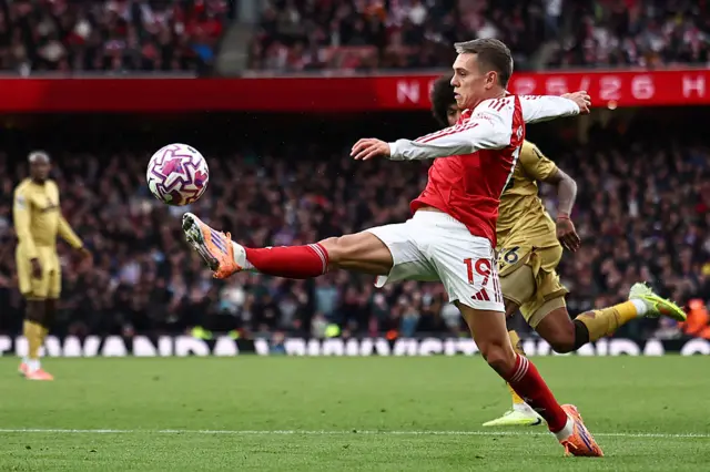 Leandro Trossard controls the ball