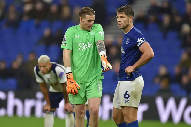 Everton's English goalkeeper #01 Jordan Pickford (C) gestures to Everton's English defender #06 James Tarkowski (R) during the English Premier League football match between Everton and Tottenham Hotspur at Hill Dickinson Stadium in Liverpool, north west England on October 26, 2025.