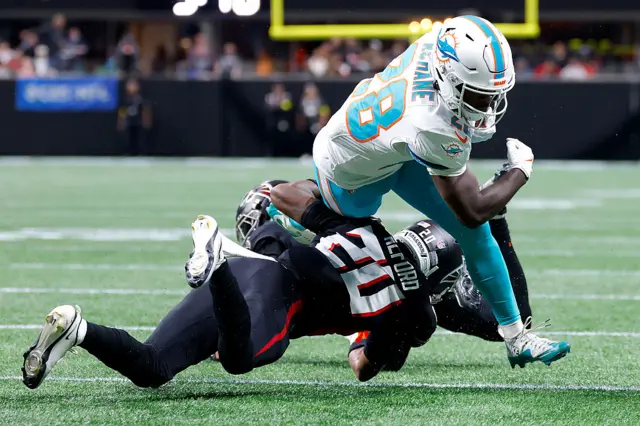 De'Von Achane scores a touchdown