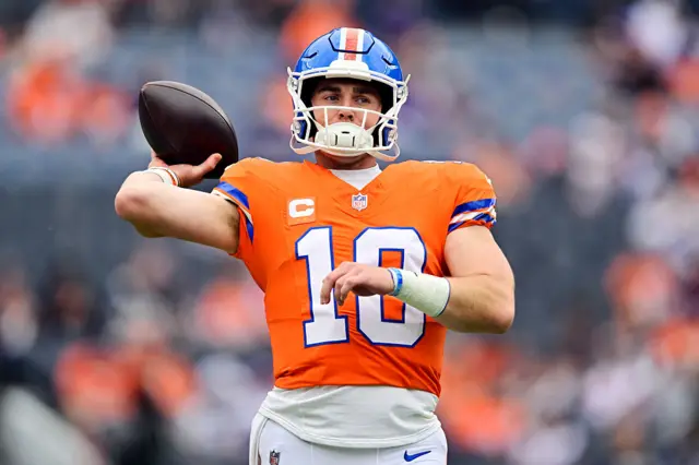 Bo Nix throwing the ball
