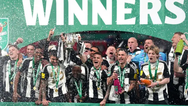 Newcastle players lift Carabao Cup