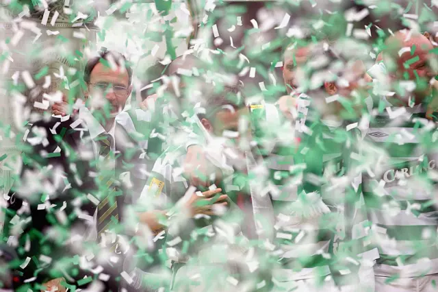 Martin O'Neill of Celtic celebrates with his team in 2005