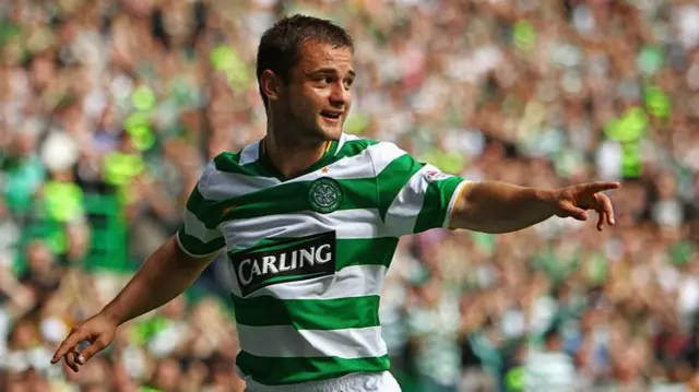 Shaun Maloney playing for Celtic