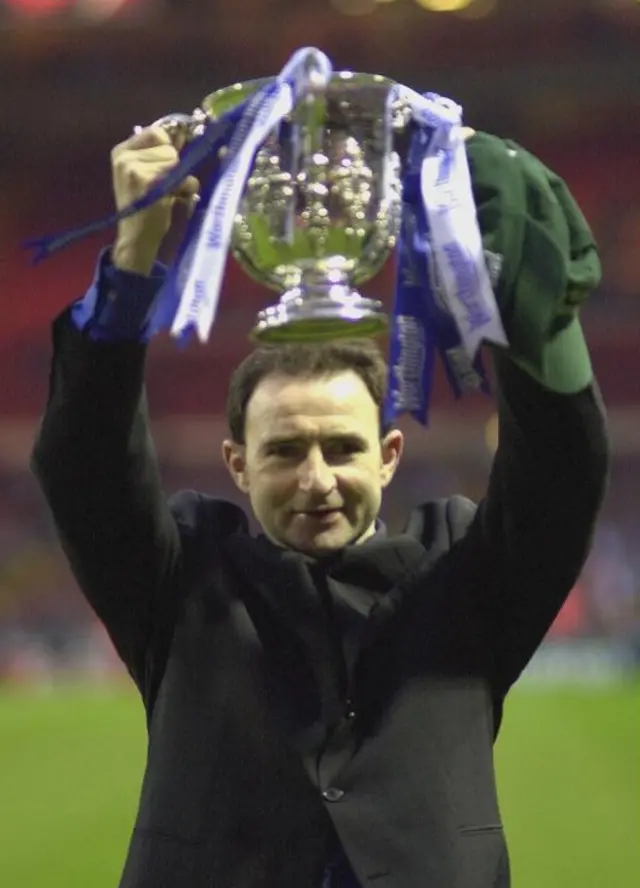 Martin O'Neill with the English League Cup