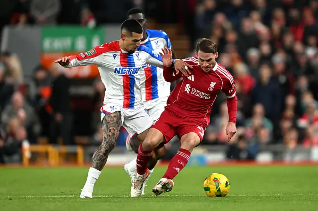 Daniel Munoz of Crystal Palace challenges Alexis Mac Allister