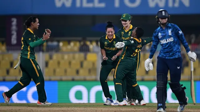Marizanne Kapp of South Africa celebrates with team mates Laura Wolvaardt