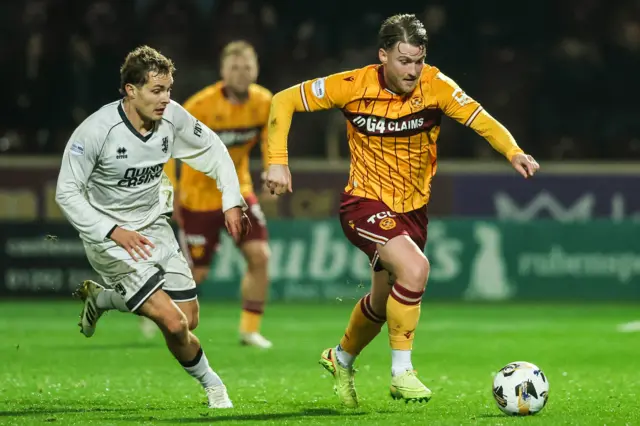 Callum Slattery holds off Julius Eskinen