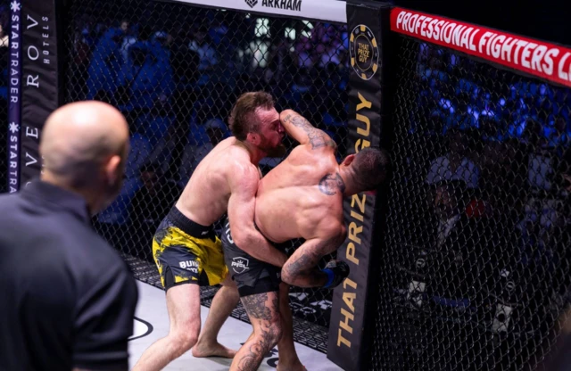 Spinning elbow from Pettis lands on Magomedov
