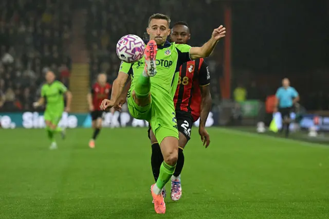 Castagne controls the ball under pressure
