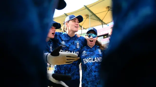 Nat Sciver-Brunt of England (L) talks to the team in a huddle alongside team mate Tammy Beaumont