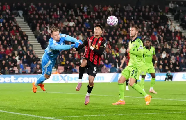 Evanilson is beaten to the ball by Leno