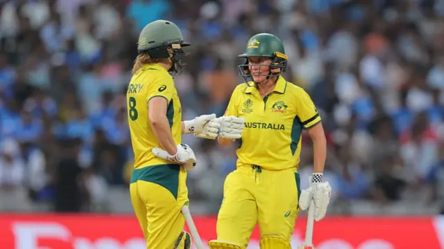 Beth Mooney of Australia (R) speaks to team mate Ellyse Perry