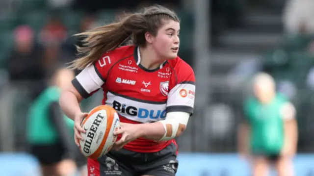 Maud Muir of Gloucester-Hartpury makes a pass