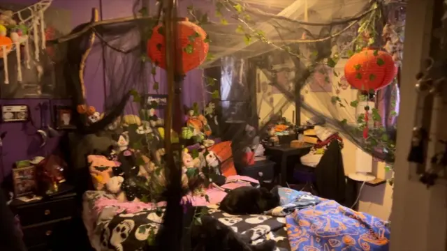 A bedroom decked out in Halloween decorations.