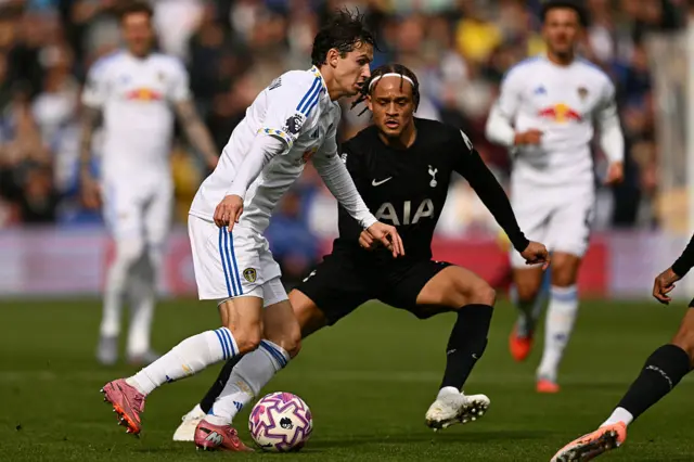 Brenden Aaronson (L) vies with Tottenham Hotspur's Dutch midfielder #07 Xavi Simons (R