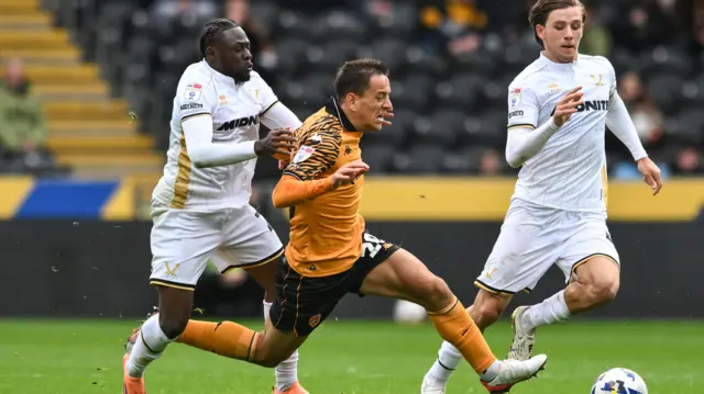 Ehije Ukaki of Sheffield United (left) and Amir Hadziahmetovic of Hull City