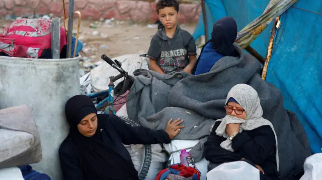 Displaced Palestinian women and children fleeing northern Gaza