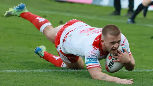 Mikey Lewis scores for Hull KR