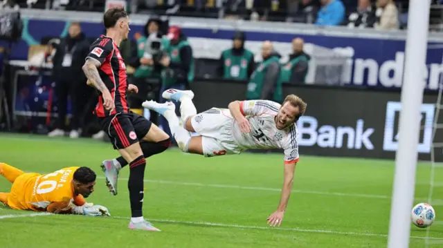 Harry Kane and Frankfurt's Brazilian goalkeeper #40 Kaua Santos vie for the ball