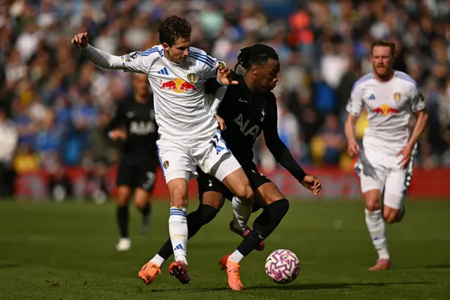 Brenden Aaronson (L) vies with Tottenham Hotspur's Italian defender #13 Destiny Udogie (