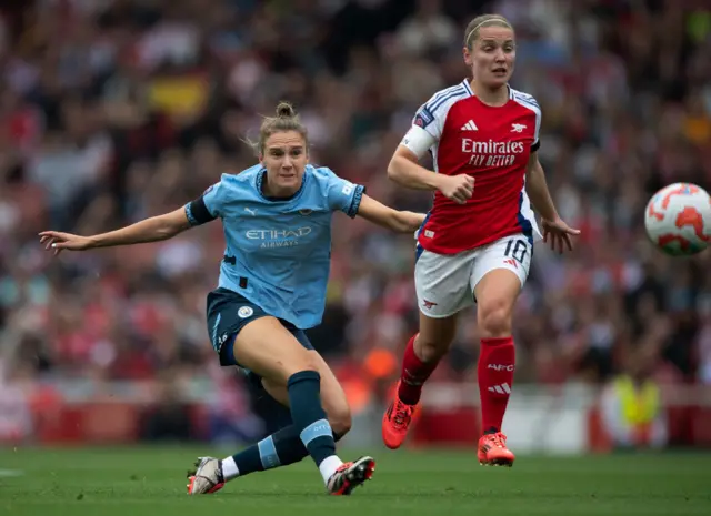 Vivianne Miedema of Manchester City (left) and Kim Little of Arsenal