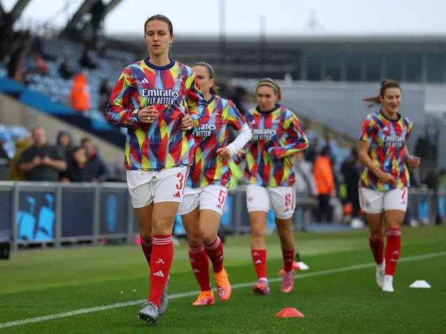 Lotte Wubben-Moy of Arsenal warms up with teammates
