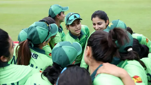 Fatima Sana of Pakistan leads the team in a huddle